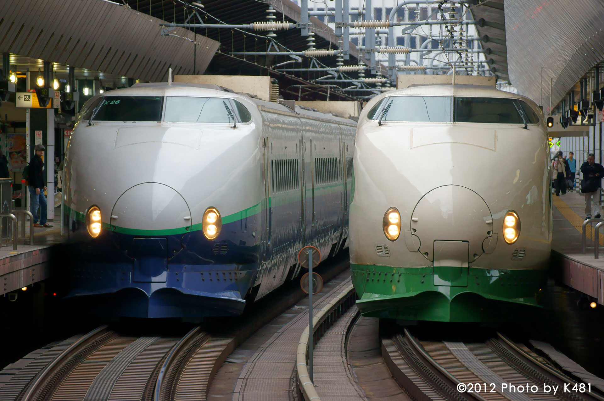 こちらは過去の写真(200系は2013年に引退) 東北新幹線　東京　2012年12月<br>SONY α55,TAMRON SP70-300mm F/4-5.6 Di USD A005, 1/320, F5.6, ISO400 (300mm)
